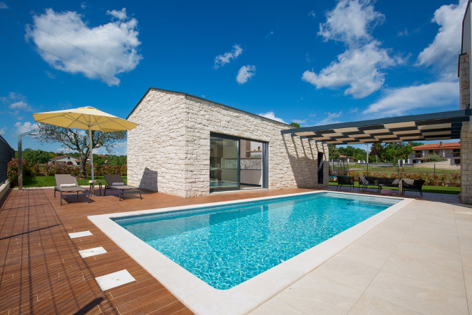 Find refreshment in the swimming pool, VILLA ANSI Luxury holiday home near Višnjan in Istria VIŠNJAN/ISTRA/CROATIA
